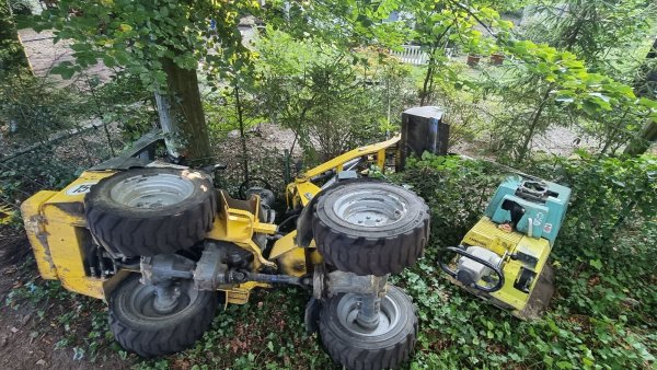 Die Freiwillige Feuerwehr Oerlinghausen war am Mittwochmorgen im Einsatz, weil ein Radlader an der Brandsheide in die Böschung gekippt war. - © Feuerwehr Oerlinghausen