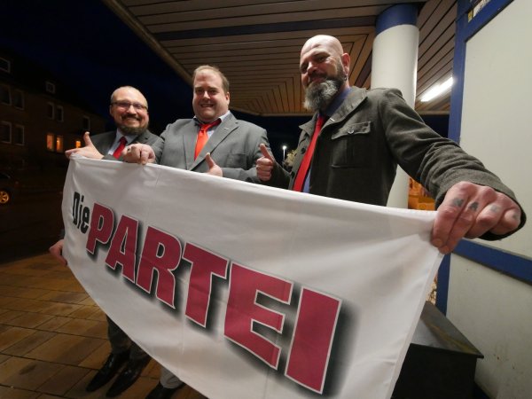 Neuer Ortsverband: „Die PARTEI" ist seit 20. Februar in Horn-Bad Meinberg vertreten. Der Vorstand besteht aus (von links) dem Vorsitzendem Sascha Zeigner, Schatzmeister Timo Kölbl und dem 2. Vorsitzendenden Jörn de le Roi. - © Jost Wolf