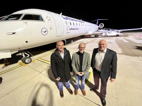 Eine Lufthansa-Maschine nach München hebt seit dem 30. Oktober wieder morgens um 7 Uhr von Paderborn/Lippstadt ab. Die Unternehmer Andreas Stein und Roland Damann (v. l.) sind froh darüber. Das freut auch Airport-Geschäftsführer Roland Hüser. - © Jens Reddeker