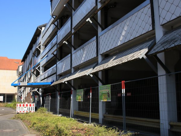Abgesperrtes Parkhaus in der Hornschen Straße. - © Patrizia Lerch