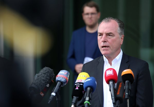 Deutlich angeschlagen: Clemens Tönnies bei der Pressekonferenz am Samstag. - © Patrick Menzel