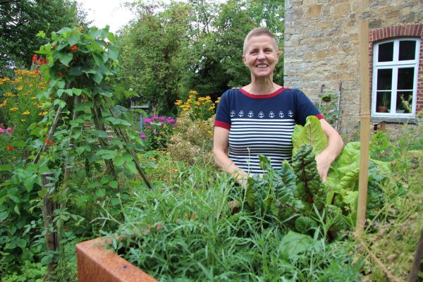 Im heimischen Garten: Am Kräuterbeet erntet Bettina Bergen für ihre vielfältigen Gerichte. Dabei versucht sie, möglichst viele regionale und Bio-Produkte zu verwerten. - © Katrin Kantelberg