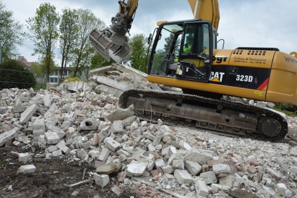 Nur noch Steine: Die Bagger rollen und reißen das ehemalige Gotteshaus an der Zeppelinstraße ab. Hier sollen in etwa acht bis zehn Wochen die Bauarbeiten beginnen. Foto: Karin Prignitz - © Karin Prignitz