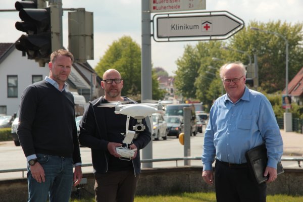 Aufnahme aus der Luft: Fotograf Michael Mattern (Mitte) lässt die Drohne am AMM-Firmensitz steigen. Agenturchef Thorsten Meier (links) und CDU-Fraktionsgeschäftsführer Friedrich Remmert begleiten die Dreharbeiten. - © Till Brand