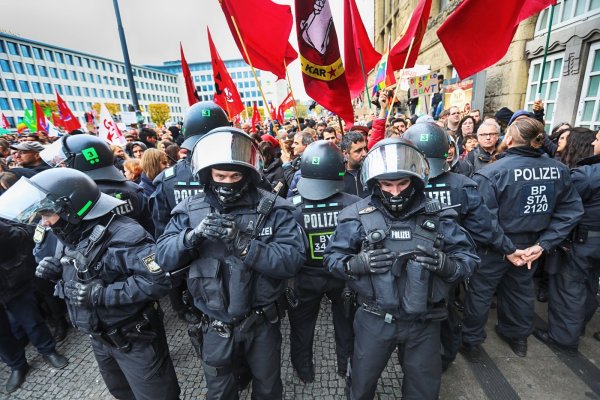 Der massive Polizei-Einsatz bei der Nazi-Demo in Bielefeld sorgt weiterhin für Diskussionen. - © Sarah Jonek