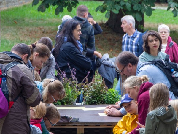 Mitmachstationen wie das Kerzenziehen bei Museumsimker Ivo Blumenbach sind bei den Museumsbesuchern besonders beliebt. - © Raphael Bartling