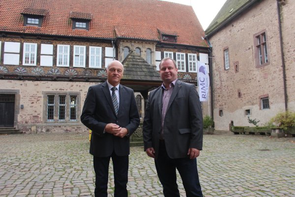 Bürgermeister Klaus Geise (links) möchte neutral zwischen Arne Brand (rechts), Allgemeiner Vertreter der Verbandsvorsteherin sowie Marek N. Riegger, Geschäftsführer der Hotelbetriebsgesellschaft RIMC, vermitteln - © Michaela Weiße