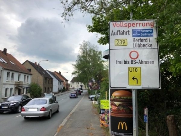 Ein Verkehrsschild weist auf die Vollsperrung hin. - © Thomas Reineke