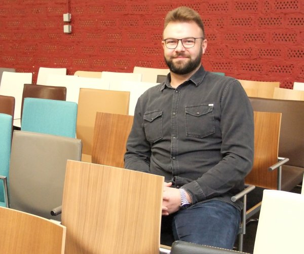 Jede Menge Stühle: Das Modell gibt es in diversen Farben. Verkaufsleiter Timur Gajtukiew muss regelmäßig mit seinen Kunden über den Preis verhandeln. - © Axel Bürger