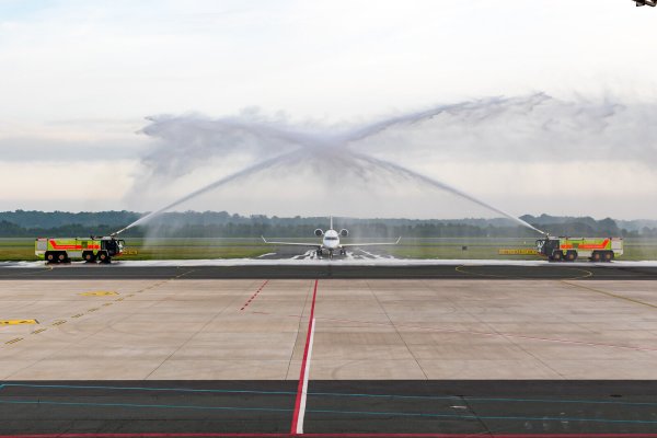 Die Lufthansa nimmt mit einer CRJ 900 die Verbindung von Paderborn nach München wieder auf. Dafür gab es eine Dusche der Airport-Feuerwehr. - © Moritz Klöckner