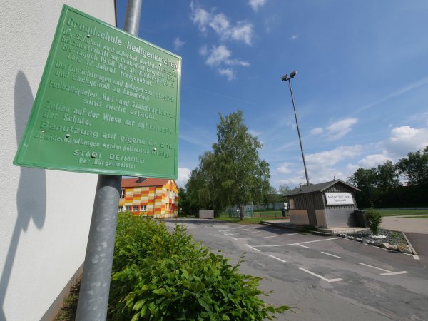 Klare Regelung: Nach Schulschluss ist das Heiligenkirchener Schulgelände für alle über zwölf Jahren tabu. Die Polizei vermutet hier einen Treffpunkt von Jugendlichen, die dann marodierend durch den Ortsteil ziehen. Sie bittet deshalb um Hinweise. - © Jost Wolf