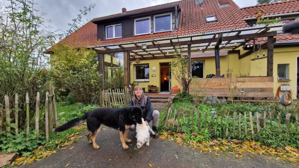 Ilona Kleinjohann, Inhaberin der Hundeschule Hundelogik in Hörste, startete am Montagmorgen etwas unsanft in die Woche. - © Uwe Pollmeier