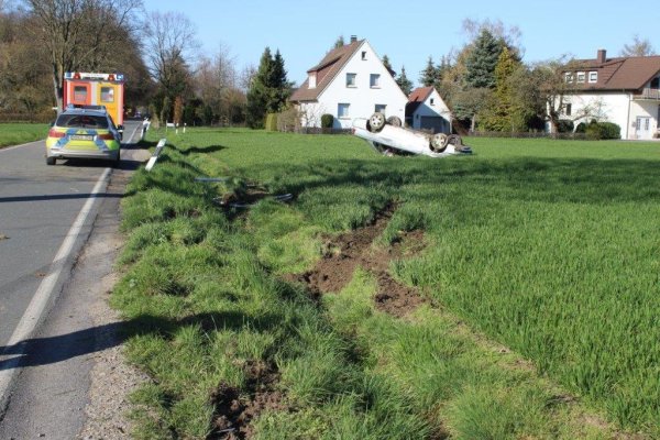 Der Fahrer kam mit dem Opel Omega von der Fahrbahn ab und überschlug sich. - © Polizei