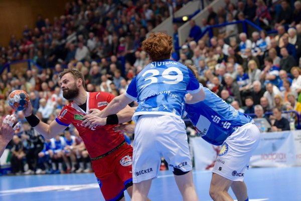 Kämpfer: Andrej Kogut gegen zwei BHC-Abwehrspieler. - © KURT KOSLER