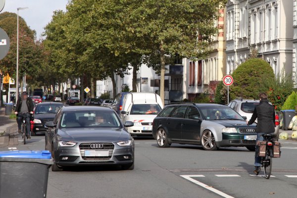 Auto trifft Rad: Seit Radfahrer in der Elisabethstraße nicht mehr den Bürgersteig nutzen dürfen, wird es manchmal eng. - © Bernhard Preuss