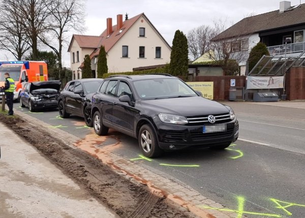 Unfall auf der B 66: Drei Autos wurden in Helpup aufeinandergeschoben. Der Schaden ist beträchtlich. - © Feuerwehr Oerlinghausen
