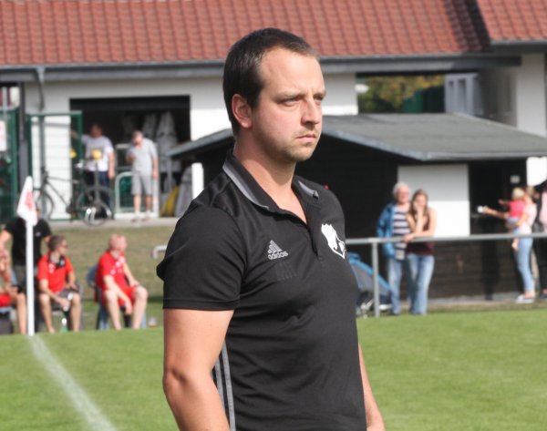 Seit 30 Jahren beim FC Augustdorf: Matthias Heymann ist im achten Jahr Trainer am Schlingsbruch. - © Sebastian Lucas