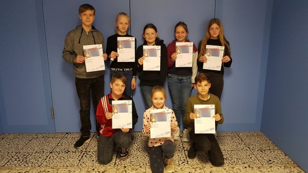 Auf dem 1. Platz landeten (hinten, von links) Joost Rottschäfer (9. Klasse), Lina Marie Meier (5.), Lina Mölling, Zoe Marie Biermann, Lea Abend (alle 6.), sowie (vorne, von links) Keno Holzrichter, Juliana Yakovlev (beide 5.), Piet Merlin Peil (6.). Es fehlt: Lasse Albrink (9.). - © Gymnasium Lage
