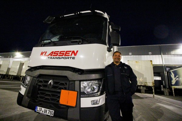 Unterwegs auf der Autobahn: Viktor Klassen hofft, dass er nach der Eröffnung der A 33 Zeit sparen kann. - © Lukas Brekenkamp