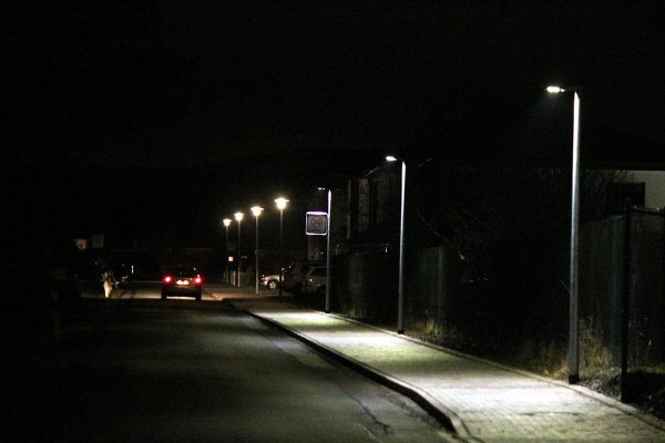 Vorher, nachher: An der Grester Straße stehen zwei verschiedene Beleuchtungen. Vorn die modernen, konzentriert nach unten leuchtenden Lampen, hinten Leuchten, die Streulicht verbreiten. Mit modernen Leuchten kann Lichtverschmutzung verringert werden, sagt der Experte Jochem Berlemann. Foto: Thomas Dohna - © Thomas Dohna
