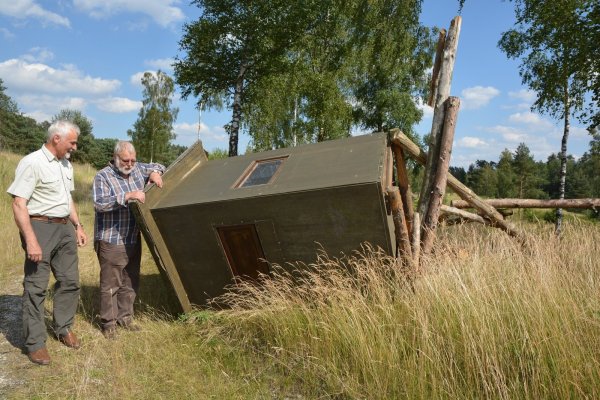 René Köster (links) und Friedhelm Möller stehen vor dem zerstörten Hochsitz in der Haßler Sandgrube. - © Karin Prignitz