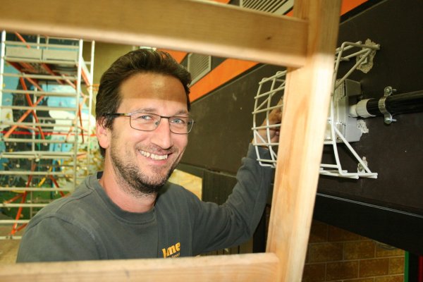 Letzte Arbeiten an der Alverdisser Mehrzweckhalle: Elektro-Installateur Peter Ilmert installiert die ebenfalls erneuerte Notbeleuchtung. - © Sylvia Frevert