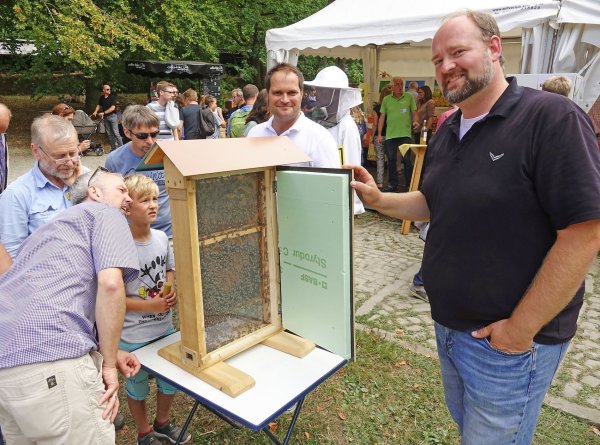 Im Bienenzentrum am Lippischen Meierhof können die Besucher beim Freilichtgenuss Kerzen aus Bienenwachs drehen und Bienen filzen. Foto: LWL/Jähne - © LWL/Jähne