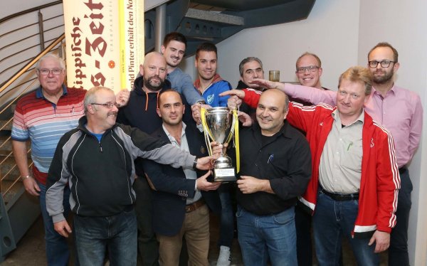 Alle Hände zum Pokal: Vertreter der Ausrichter haben Spaß mit dem Objekt der Begierde. - © Paul Cohen