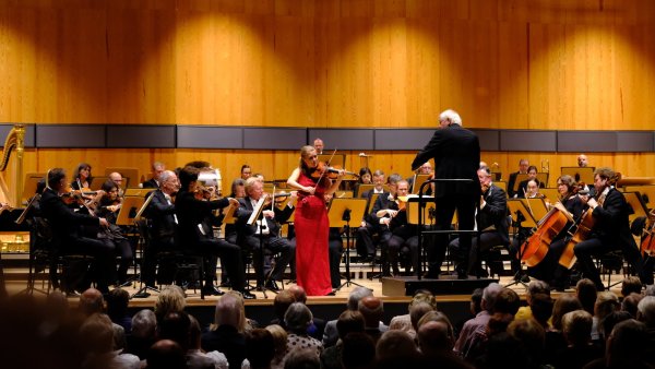 Bravourös: Maria-Elisabeth Lott spielt, begleitet von der Nordwestdeutschen Philharmonie und Karl-Heinz Bloemeke. - © Friedrich-Wilhelm Rödding