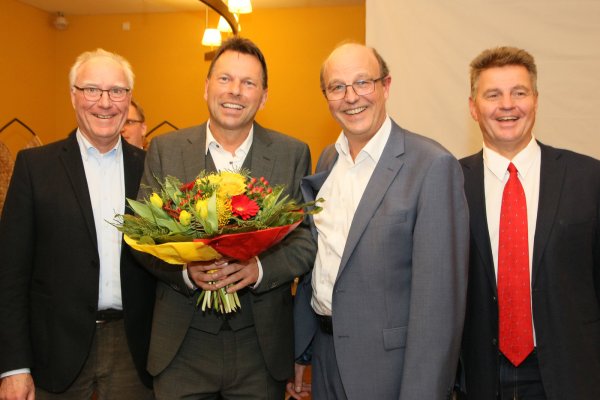 Sie zählten zu den ersten Gratulanten von links: Harald Matz
(SPD-Fraktionvorsitzender), Frank Hilker, Bürgermeister Rainer Heller und
Andreas Kuhlmann (SPD-Stadtverbandsvorstand) - © C. Heidrich