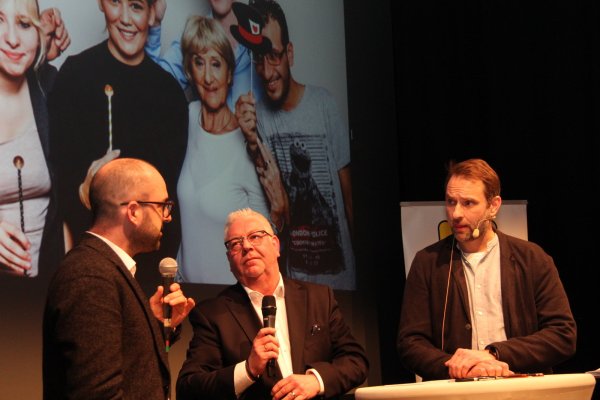 Wie sie als Chefs die Arbeitswelt sehen und was sie in ihren Unternehmen verändert haben, erzählen Lasse Rheingans (links) und Carsten Roth (rechts) LZ-Chefredakteur Dirk Baldus. Foto: Marianne Schwarzer - © Marianne Schwarzer