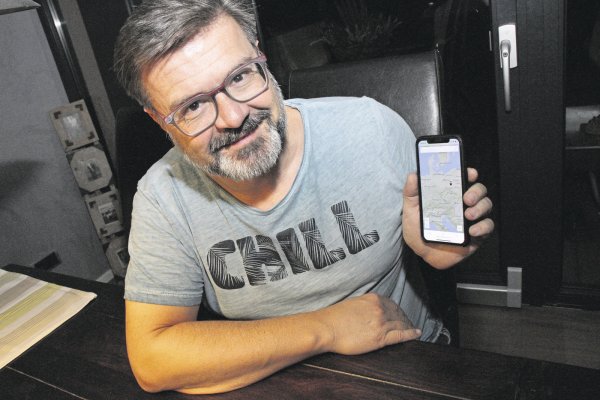 Digitale Technik: Marco Schmidt blickt auf sein Smartphone. Eine App zeigt an, wo sein Audi steht. Der Pin weist aktuell als Standort eine Stadt in Polen aus. - © Dieter Scholz