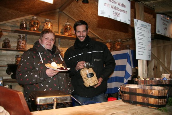 Verkäuferin Stefanie Brakemeier und Organisator Kai-Daniel Schmidt zeigen die traditionellen skandinavischen Kekse und Waffeln - © Julia Kube