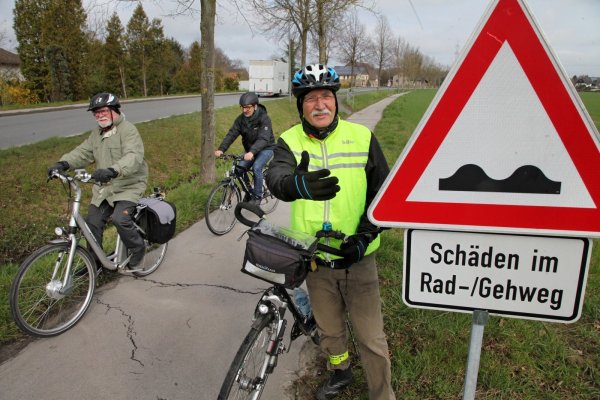 An der Breitenheider Straße weisen mehrere Schilder auf den desolaten Zustand des Radwegs hin. Siegfried Seidel, LZ-Redakteur Erol Kamisli und Hagen Fiebig (v. li.) finden das nicht lustig. - © Bernhard Preuß