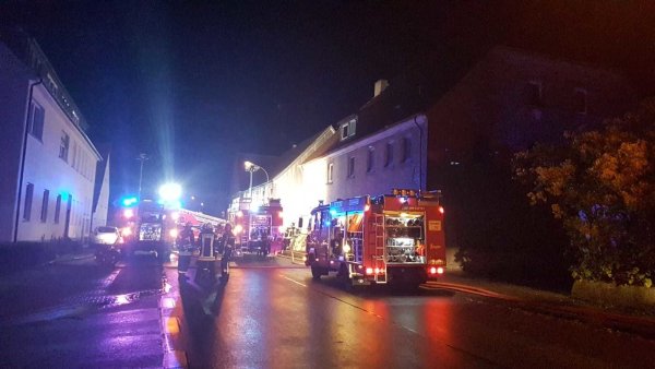 Die vier Bewohner des Hauses konnten sich selbst in Sicherheit bringen. Ein Kind erlitt eine Rauchgasvergiftung. - © Jörg Mengedoht/Feuerwehr Barntrup