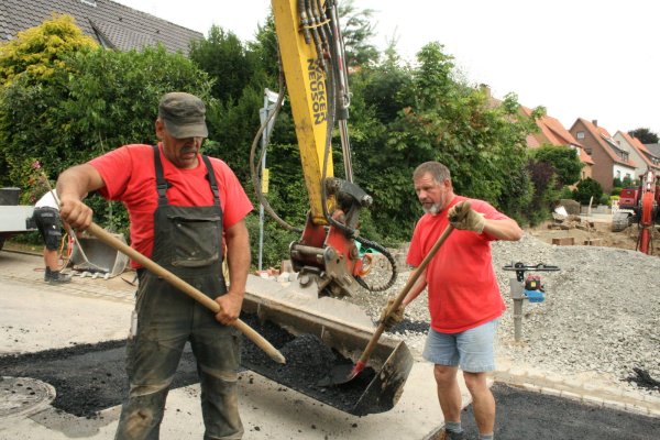 Die Straßen- und Kanalsanierung an der Bergstraße hat begonnen. Das Foto zeigt die Mitarbeiter der Extertaler Firma Pockrandt Erdbau, Helmut Luthe (links) und Werner Schlenkrich (rechts). - © Sylvia Frevert