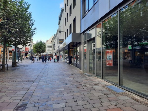 Mitten in der Westernstraße stehen drei benachbarte Geschäfte leer. Laut dem City-Manager gibt es gute Gespräche mit Interessenten. - © Marc Schröder