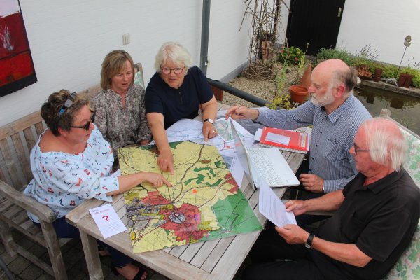 Im Gespräch: (von links) Corinna Fillies, Ewa Jagrello-Dageförde, Erika Kohls, Wigbert Gruß und Manfred Goos gehören zum Sprecherkreis der Bürgerinitiative „Für Horn – keinen Südring". Sie hoffen, dass sich die Politiker ernsthaft mit alternativen Lösungen zum Südring beschäftigen werden. - © Michaela Weiße