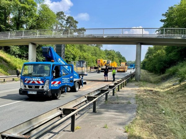Der erste Spezialkran steht an der beschädigten B1-Fußgängerbrücke. Ein zweiter ist für den Abriss erforderlich. - © Ralph Meyer