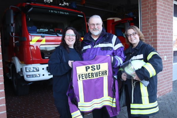 Die lila-farbene Weste zeigt an, dass Britta Heuckeroth (v. l.), Michael Bschorr und Petra Schubert zum PSU-Team der Freiwilligen Feuerwehr Leopoldshöhe gehören. Teils übernehmen sie auch Aufgaben bei Einsätzen im gesamten Kreis und halten ihren Kameraden so oft den Rücken frei. - © Birgit Guhlke