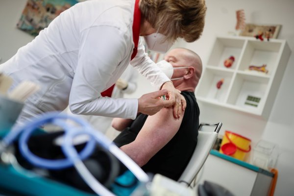 In der kommenden Woche sollen die 35.000 Hausarztpraxen in Deutschland mit einer Million Corona-Impfstoffdosen beliefert werden.  - © picture alliance