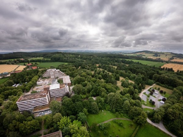 Bäumchen wechsel dich: Weite Teile des Silvaticums gehören nun – wie die früheren Kliniken – dem Bad Meinberger Verein. - © Torben Gocke