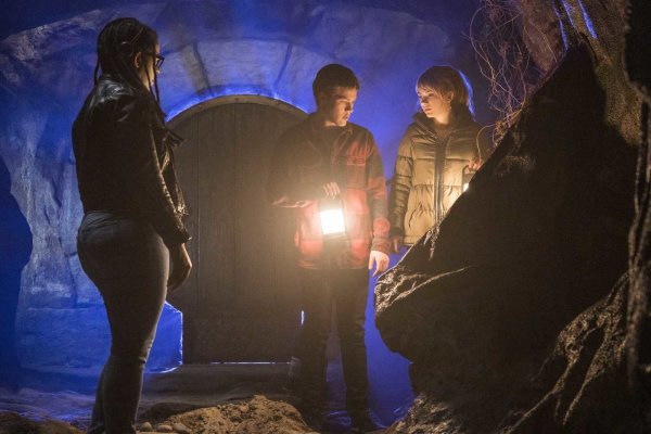 Tyler (Connor Jessup, Bildmitte) und Kinsey Locke (Emilia Jones, rechts) stoßen bei ihren Expeditionen auf der Suche nach der Vergangenheit ihres Vaters auf ein gruseliges Geheimnis. - © Netflix/Christos Kalohoridis