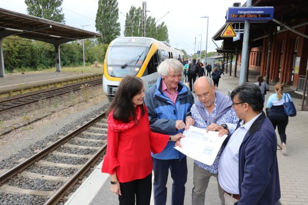 Wünschen sich eine Aufwertung des Salzufler Bahnhofs: (von links) Marianne Schelp, Gerhard Mason, Fred Schelp und Dr. Victor Morales am Salzufler Bahnhof. - © Alexandra Schaller