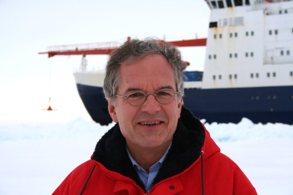 Sorge um das angeblich ewige Eis: Peter Lemke steht vor dem Forschungsschiff „Polarstern". Der Klimaforscher kommt im November nach Extertal, um einen Vortrag zu halten. - © Alfred-Wegener-Institut