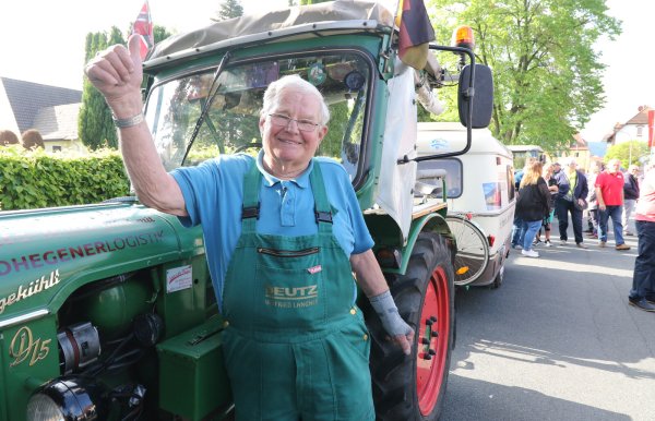 Mit Traktor "Robert" ging "Deutz-Willi" Winfried Langner auf europaweite Fahrten. Am Freitag starb Langner im Alter von 86 Jahren. - © (Archivbild) Simone Flörke