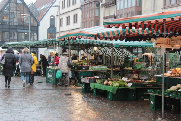 Trotz Nieselregen haben am Mittwoch einige Kunden den Weg auf den Lemgoer Wochenmarkt gefunden. - © Carolin Brokmann-Förster