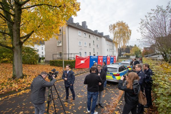 Kamerateams, die Polizei und ein Sichtschutzzaun prägen das Bild im November 2019 vor dem Haus in der Neulandstraße. - © Archivfoto: Torben Gocke