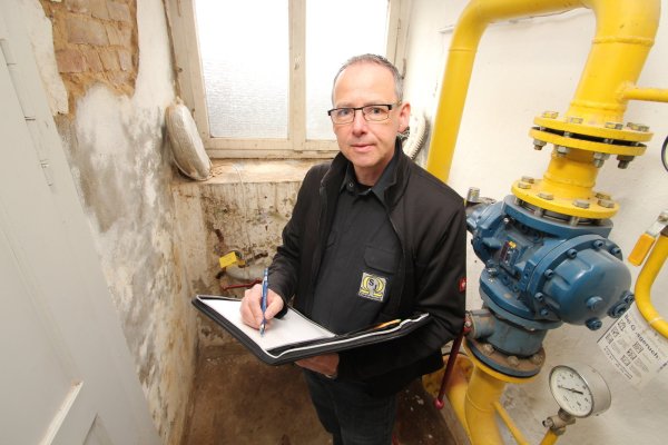 Elektromeister Rainer Jung im sanierungsbedürftigen Souterrain der Grundschule Bösingfeld, das nun modernisiert wird. - © Jens Rademacher