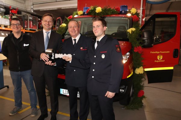 Der symbolische Schlüssel wanderte von einer Hand in die nächste. Von links: Rainer Peitz, Vertreter der Herstellerfirma, Fahrzeugführer Jannik Maas, Bürgermeister Andreas Wulf und Wehrführer Jörg Diekmann. - © Knut Dinter